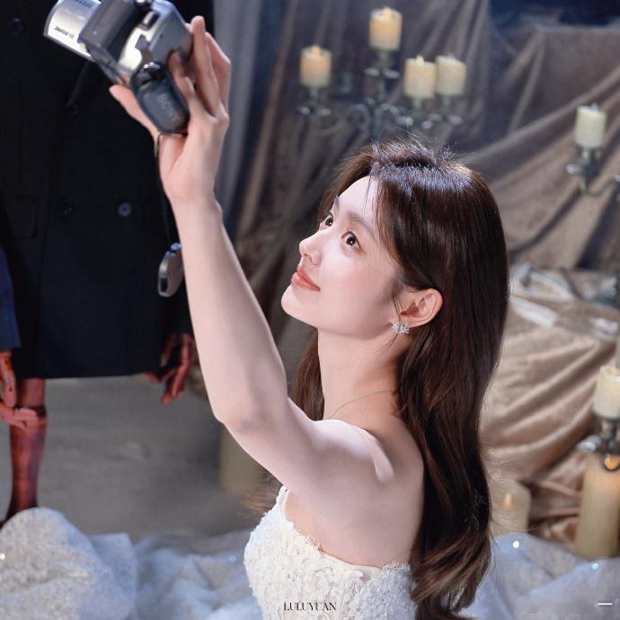 徐若晗晒温夏婚纱照徐若晗的角色驾驭能力好强，看到这婚纱造型也是很想对造型师加鸡腿