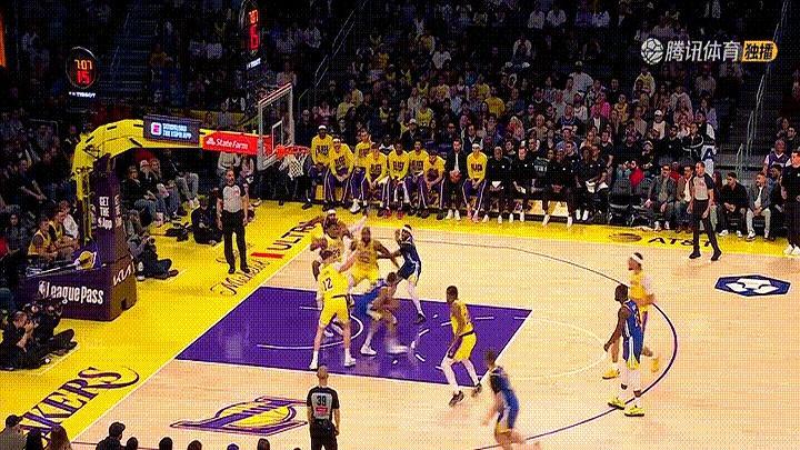 詹姆斯生涯最憋屈一球：被小将颜射，反倒贴犯规。
 
右侧底角，穆迪接球。面前是詹