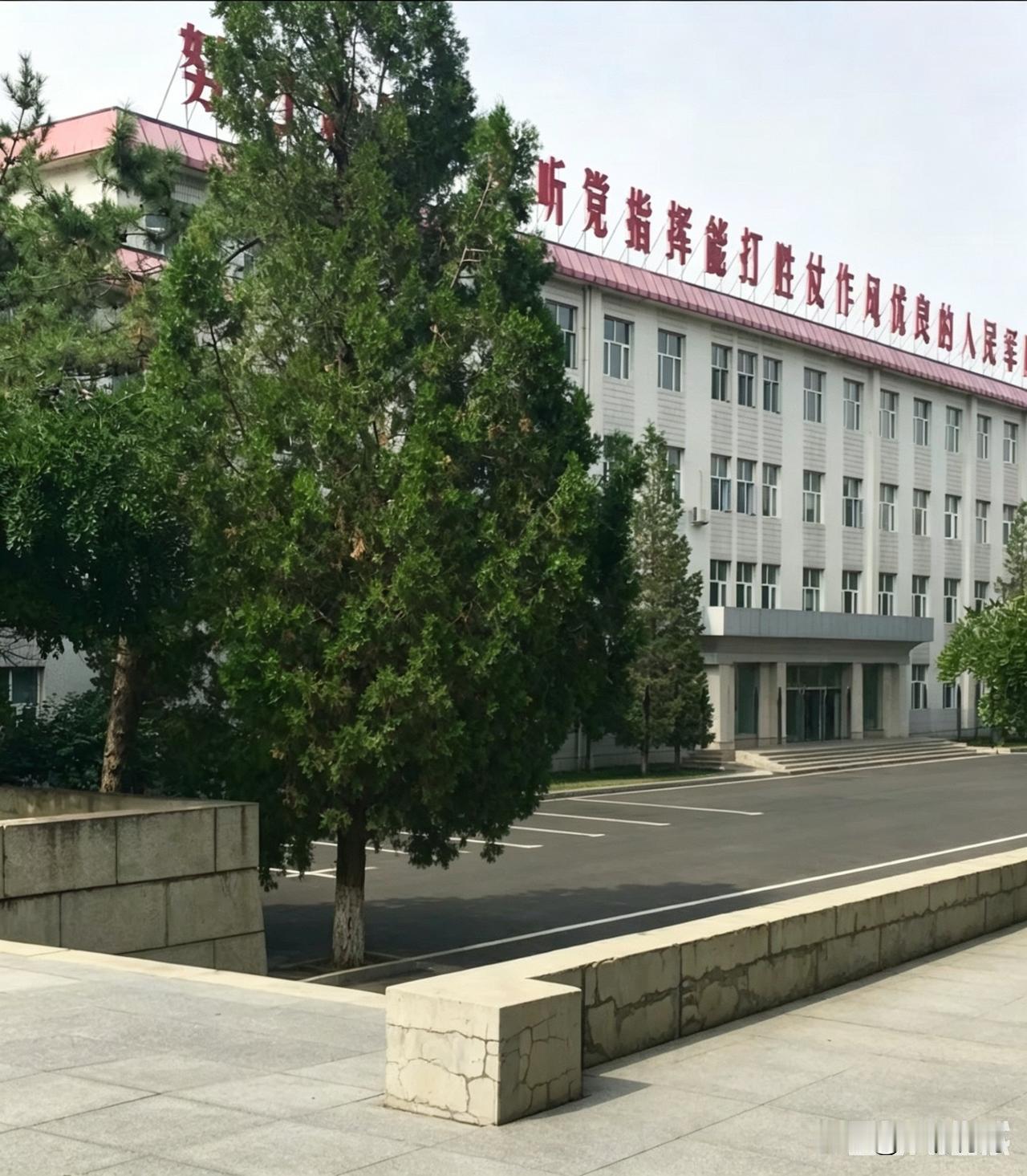 在张家口原65集团军政治部战友微信群里，不知他玛谁带的头，说起了我们在那里工作了