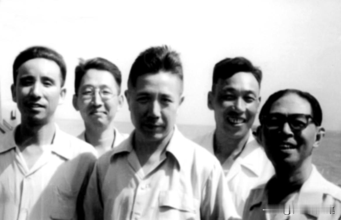 1962年，安波（右二）与周扬（右三）、茅盾（右一）等在大连。其中，安波此时的正