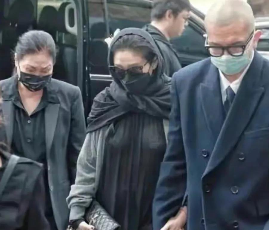 大S穿透明黑纱裙
出现在小S公公葬礼上
引起了大家的热议
有人说，出席葬礼穿透视
