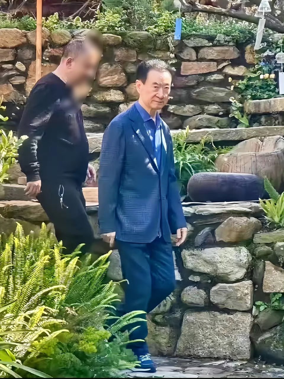 王健林再卖48座万达广场虽然瘦了不少，但肩膀头子挺硬，也算扛下来了！ ​​​
