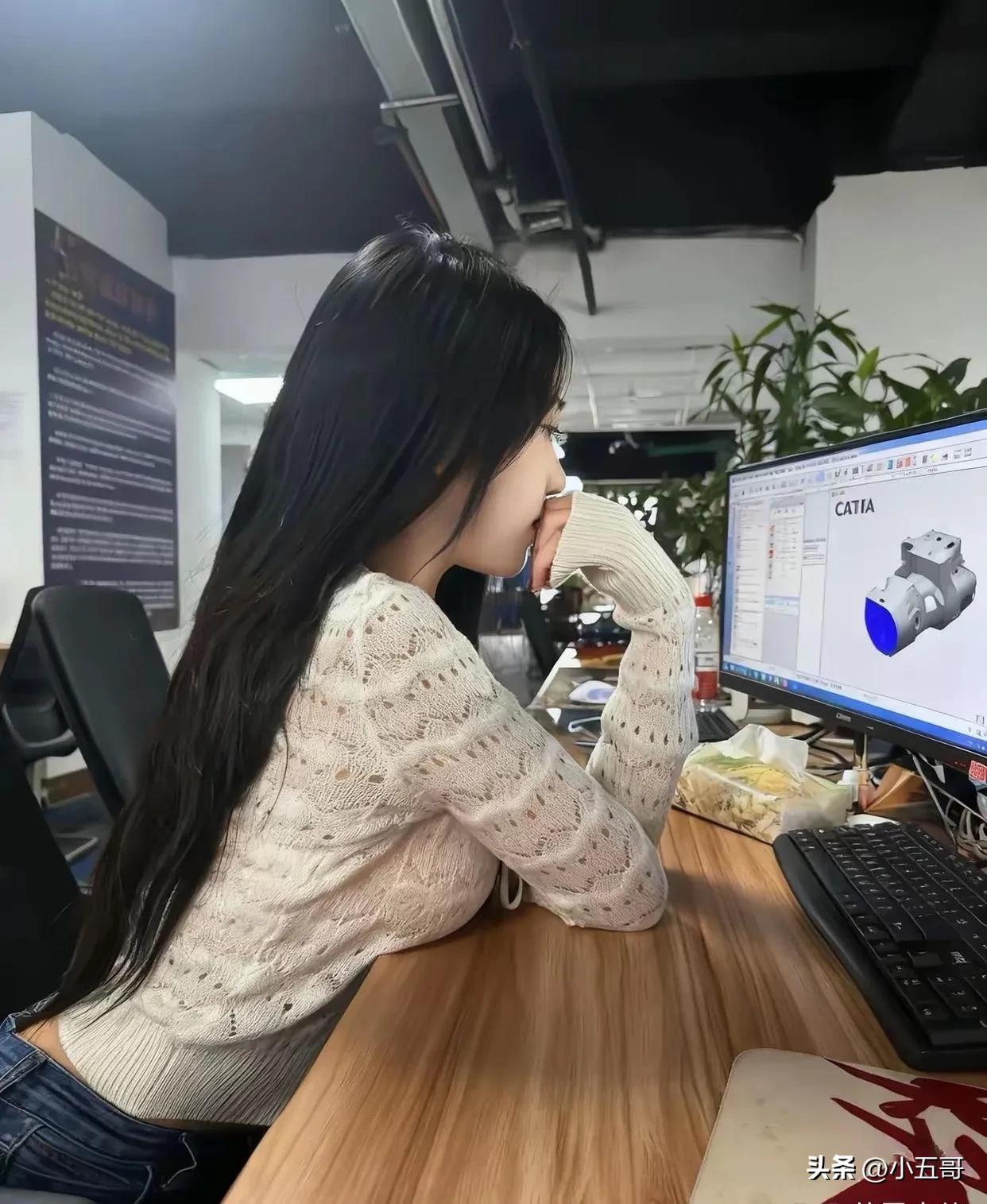 情感专家说：
男人能跟不爱的女人上床，眼一闭、灯一黑，就将就了。但嘴唇，他绝不给