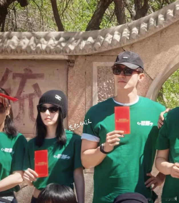 黄景瑜包上恩体型反差拉满 黄景瑜包上恩同框身高差《觉醒》开机名场面，身高体型双重