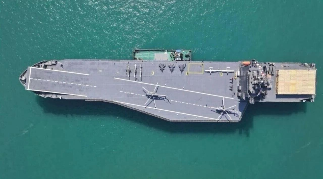 这是伊朗4万吨级的沙希德·巴盖里号无人机航母，作为伊朗海军远洋非对称作战的核心装