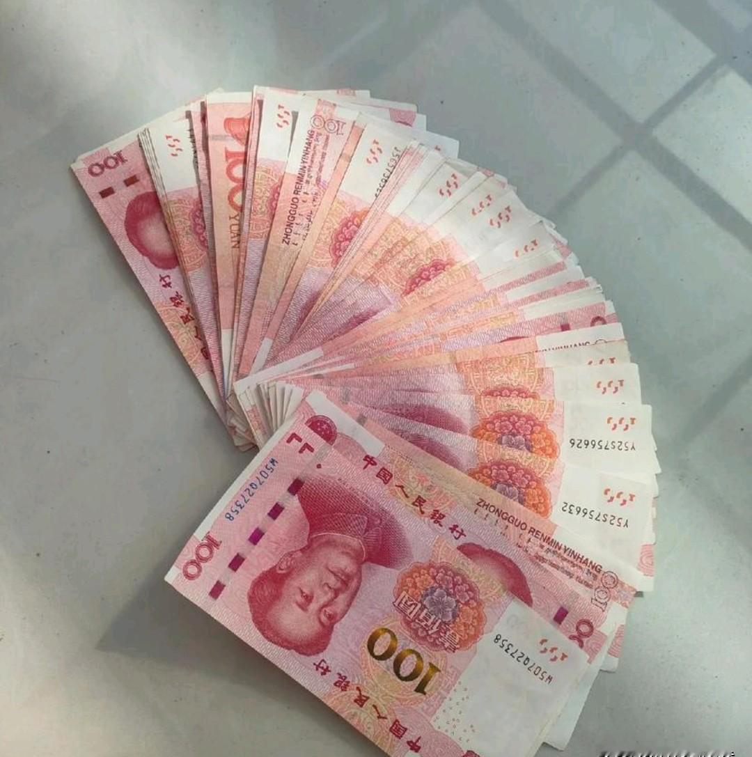 10万存款到底算不算“穷人”？
这话题一出来，直接把网友整破防了，有人觉得这是巨