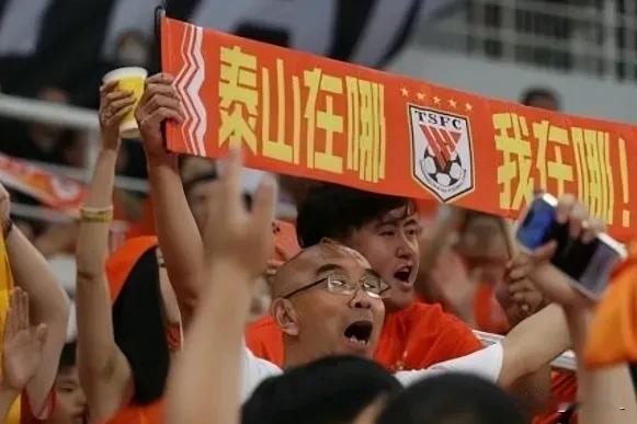 双向奔赴，俱乐部有情，球员有意！山东泰山官宣和球队功勋门将王大雷成功续约，王大雷