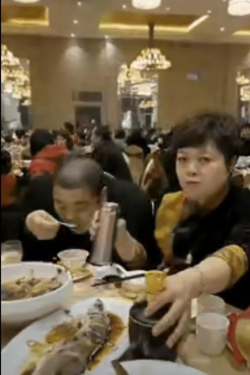 “人活成这样，真的有意思吗？”一对夫妻去吃喜酒，酒足饭饱后，女子竟然喝光了保温中