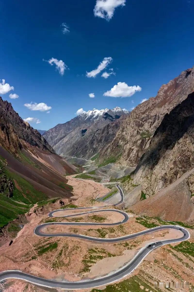独库公路是G217国道独山子至库车段，它是一条险而风景独特的景观天路，也被人们称