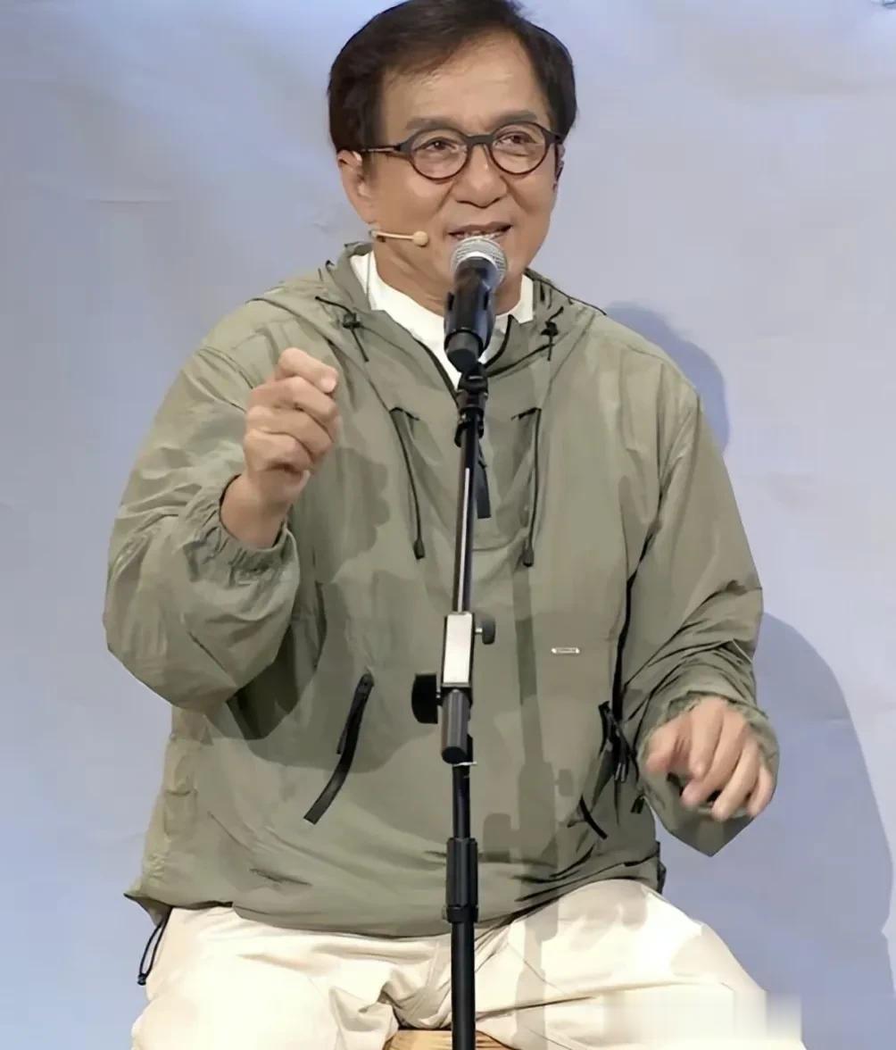 真是不明白，像成龙这样最顶级的大咖，身家以“亿”计算的大哥大，直播时竟然没有关闭
