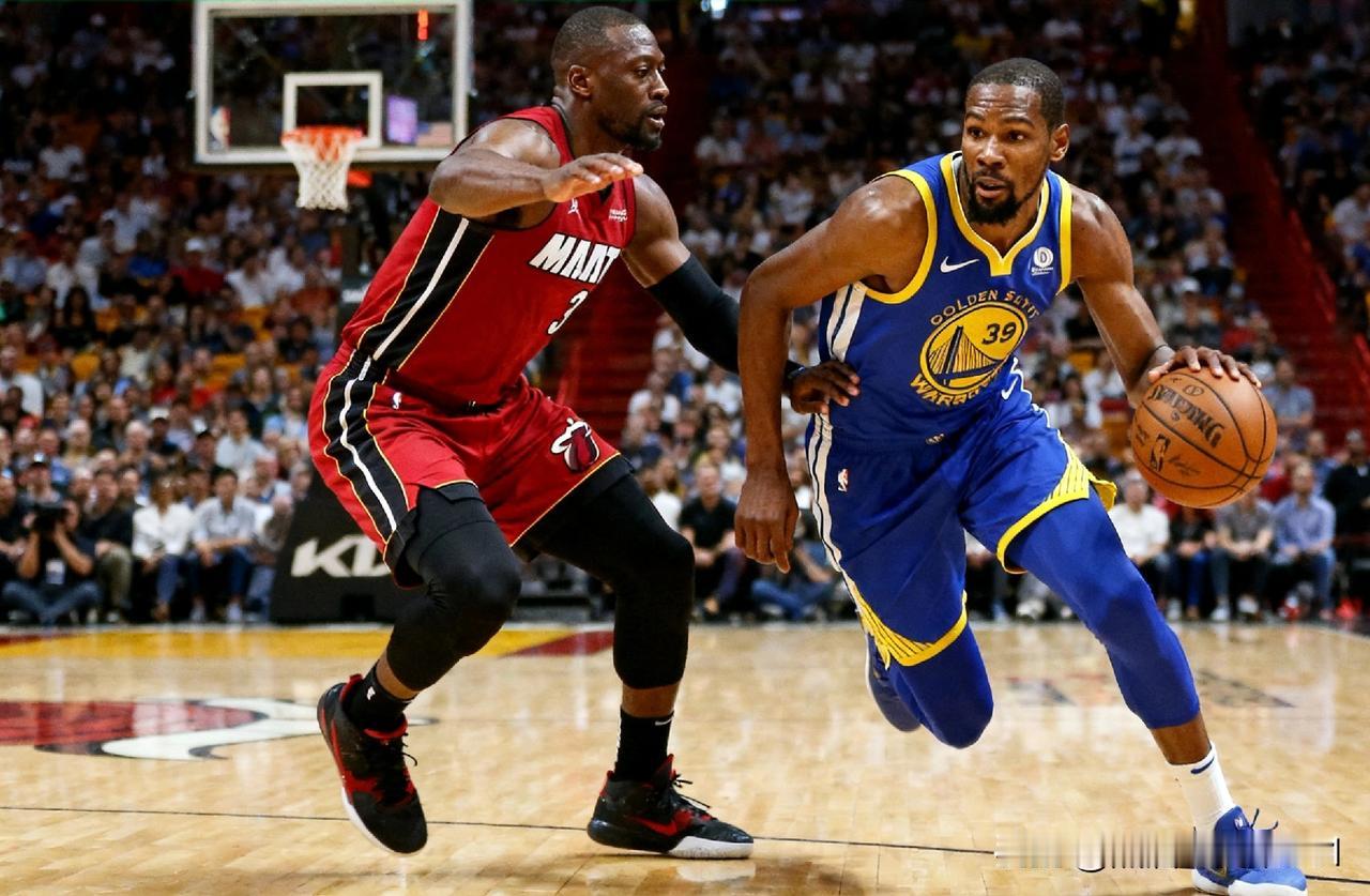 韦德VS杜兰特，谁的历史地位更胜一筹？
团队荣誉方面，韦德手握3次NBA总冠军，