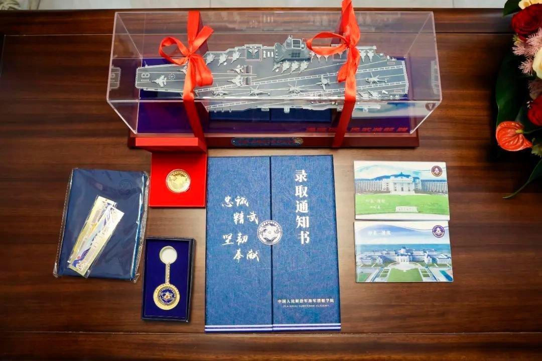 中国最神秘军校72年来首次招女生录取通知书居然还包括福建舰航母模型……[doge
