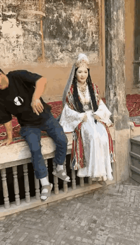 为啥很多男人愿意跟美女合照？
是因为看着赏心悦目的人，
拍照时自己的状态也会更放