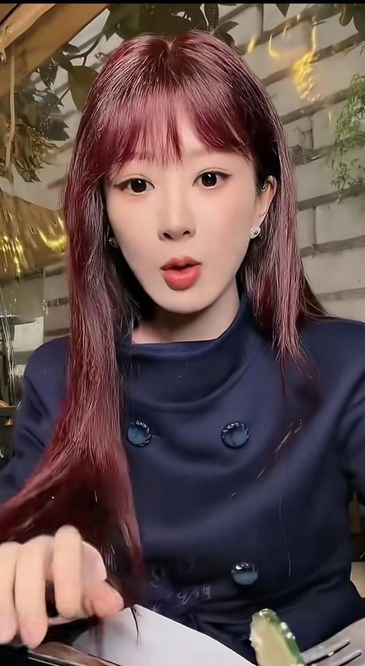 杨紫今年只歇了9天，在高原上把自己熬到快散架。
但你看她直播，还能笑着自嘲“北京