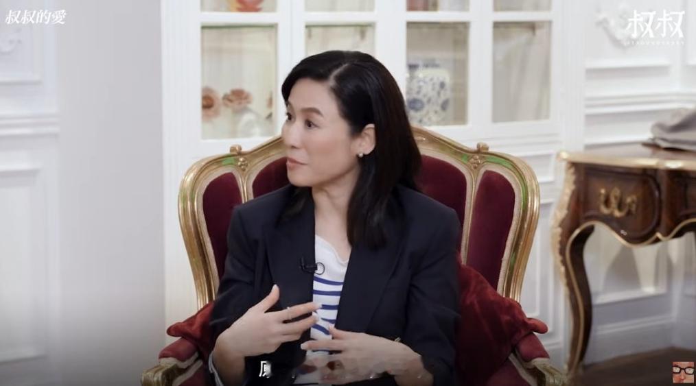 宣萱的感情生活一直备受关注，她曾与艺人张卫健因戏生情，但这段恋情仅维持了两年。此