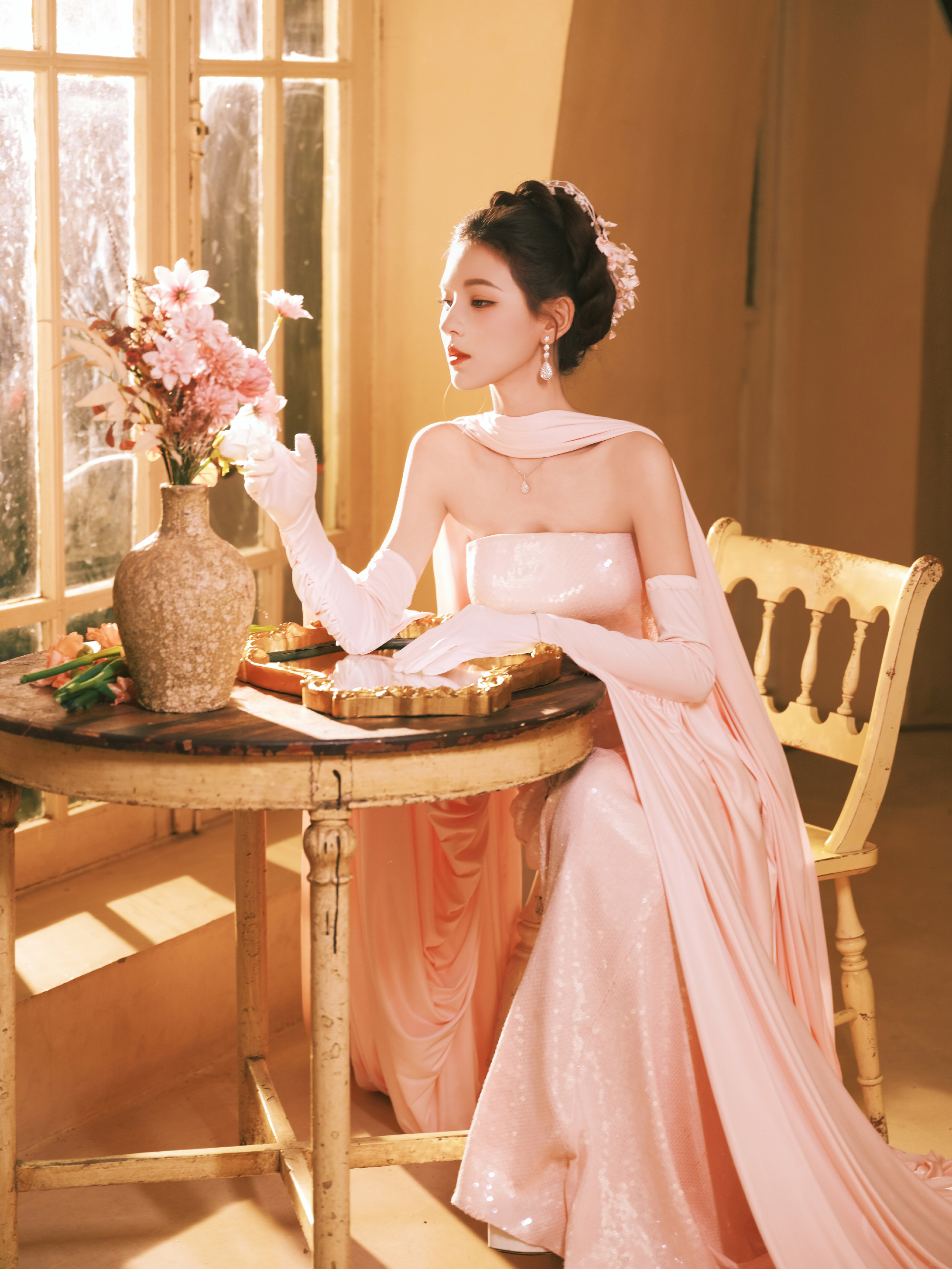 大家都去思南公馆拍那把绝美花椅了吗？春天的老洋房配上这满椅子的繁花，真的随便拍都