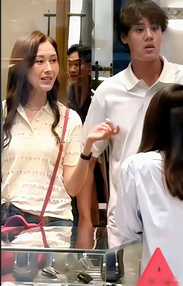 港媒都看走眼了，李嘉欣15岁儿子这张脸，竟然成了顶级豪门的隐藏王牌。之前全网都在