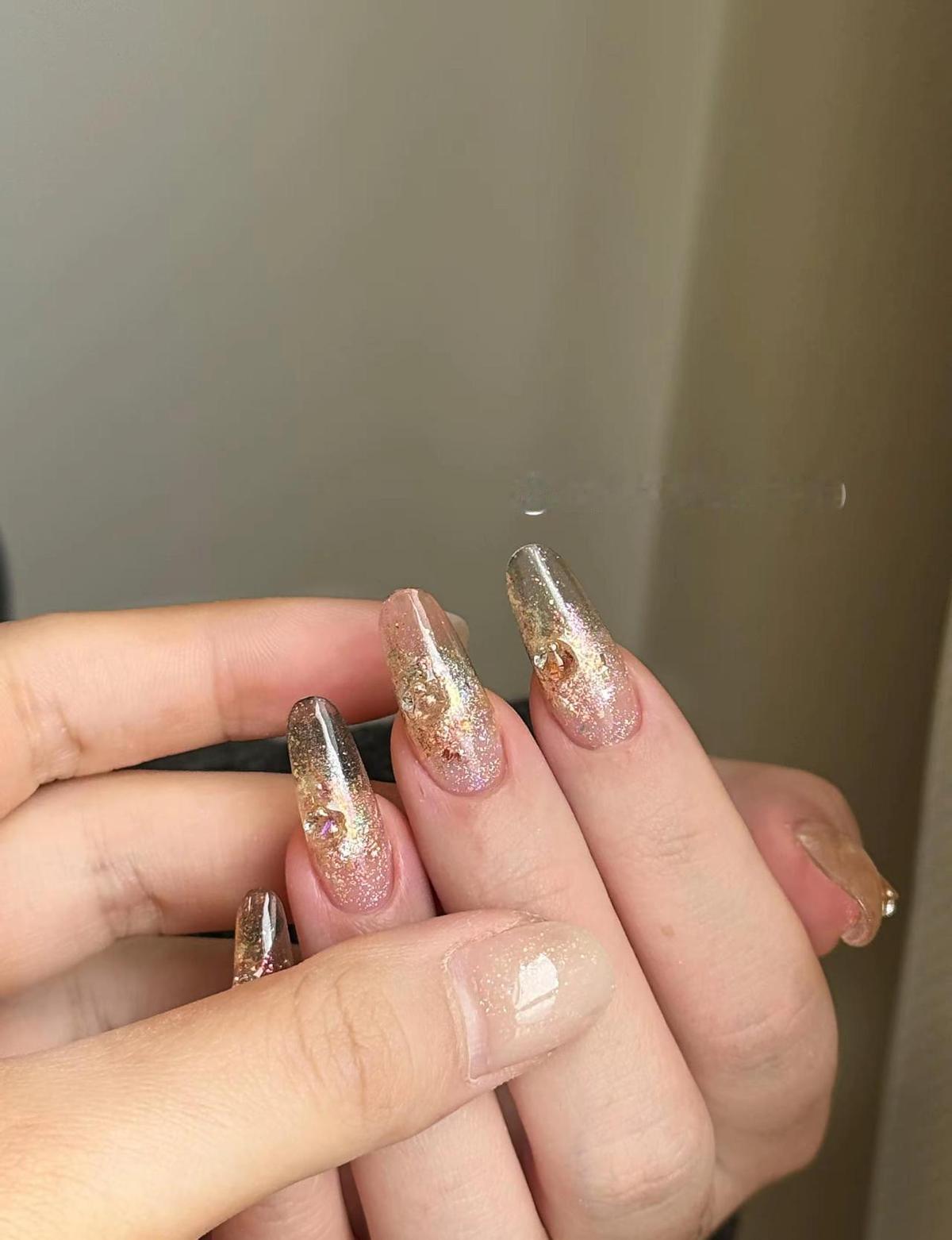 欧泊甲一上手，指尖直接开彩虹光幕。
碎钻粉一撒，阳光都得让位。
别往深色底上糊，