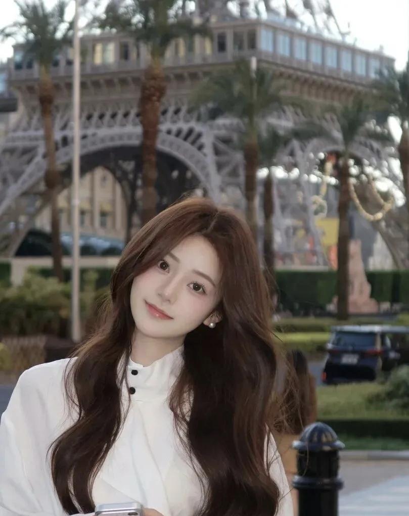 在埃菲尔铁塔前的甜美自拍，巴黎的浪漫气息扑面而来！💖✨