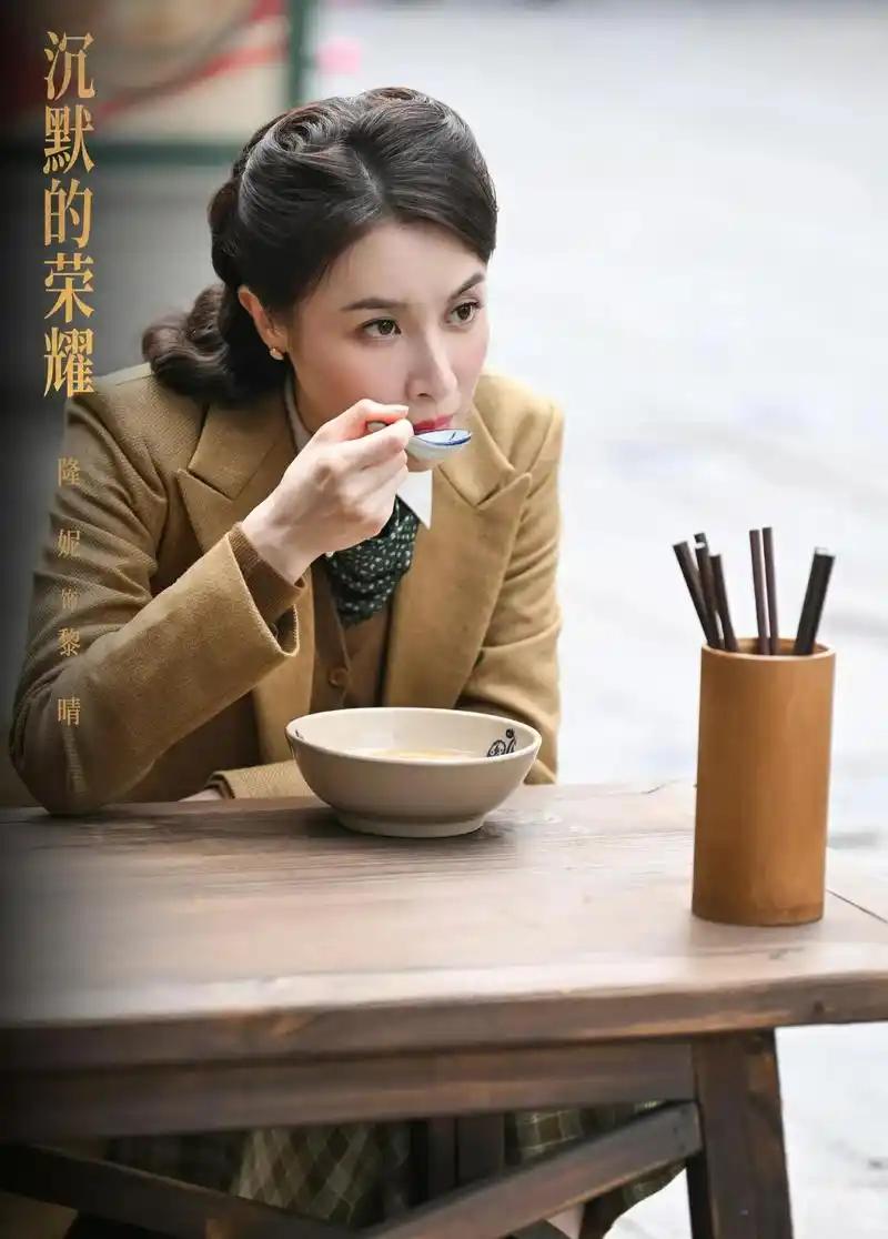 在《沉默的荣耀》中，聂曦这一角色对剧情发展起到了多方面的关键作用。

从剧情推动