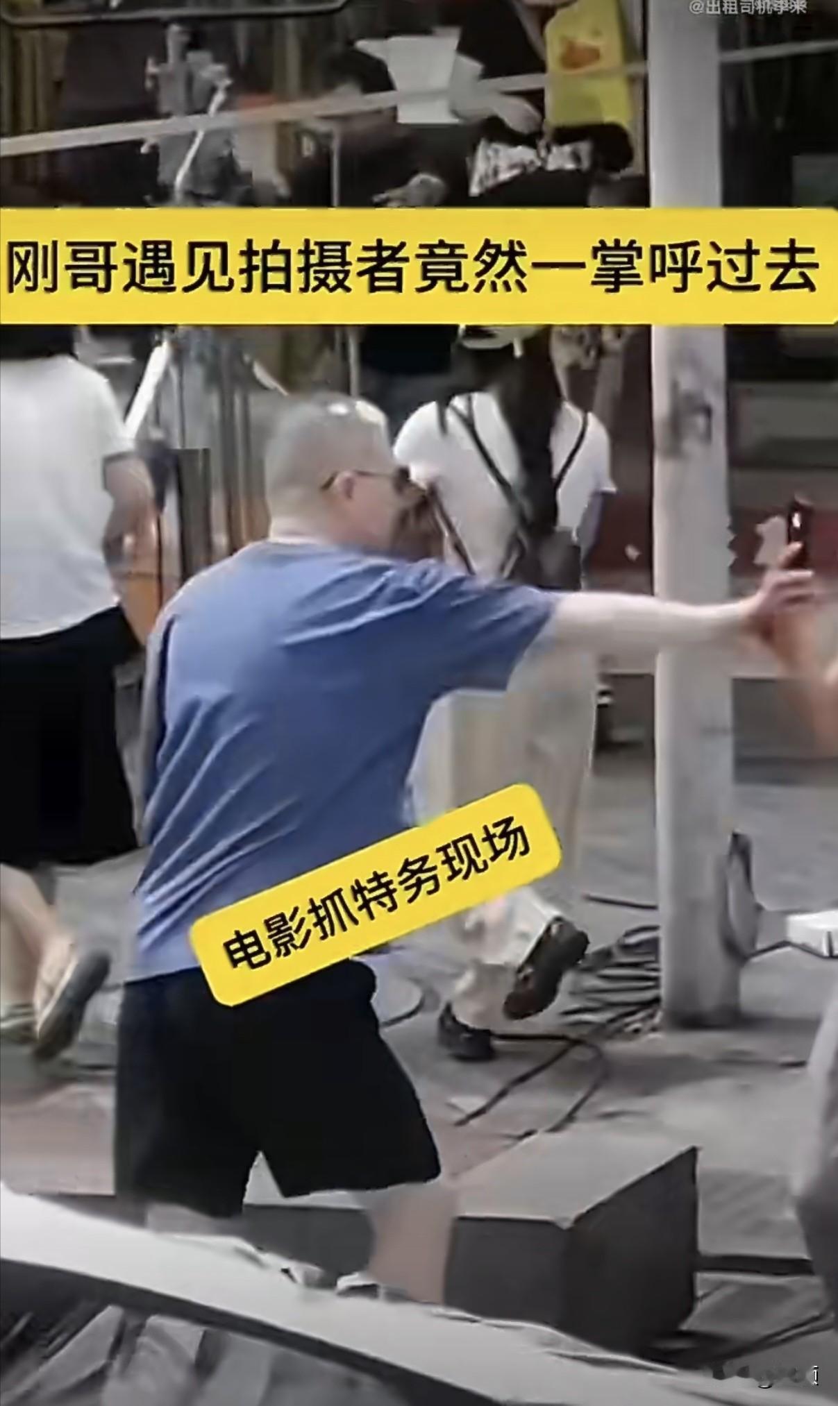 冯导此举不难想象到抓特务究竟有多扑……2026年6月26日，冯小刚在《抓特务》宣