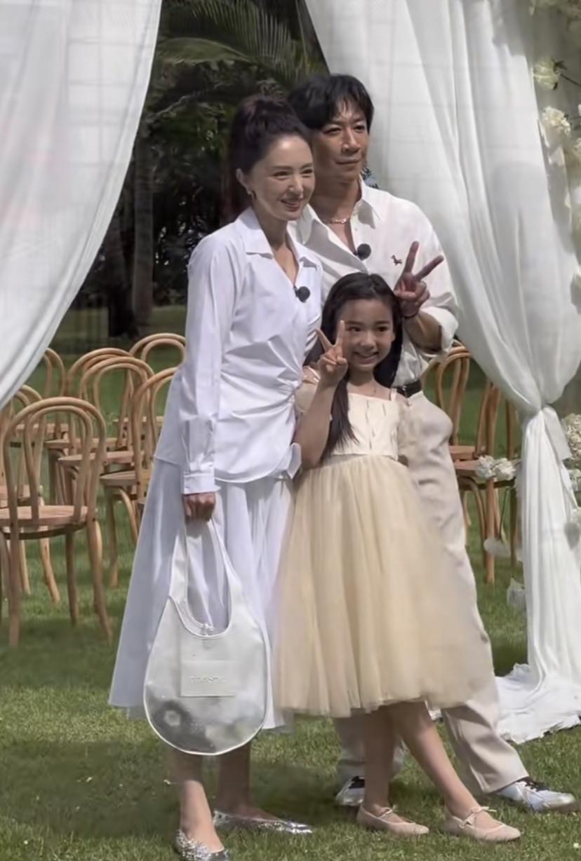 董璇的女儿小酒窝很适合进娱乐圈发展啊！
长得漂亮，一笑两个酒窝，在娱乐圈也算的上