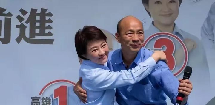 那是17日夜间的党内紧急电话会议，台北街头偶尔划过出租车喇叭声——当"民调出炉，