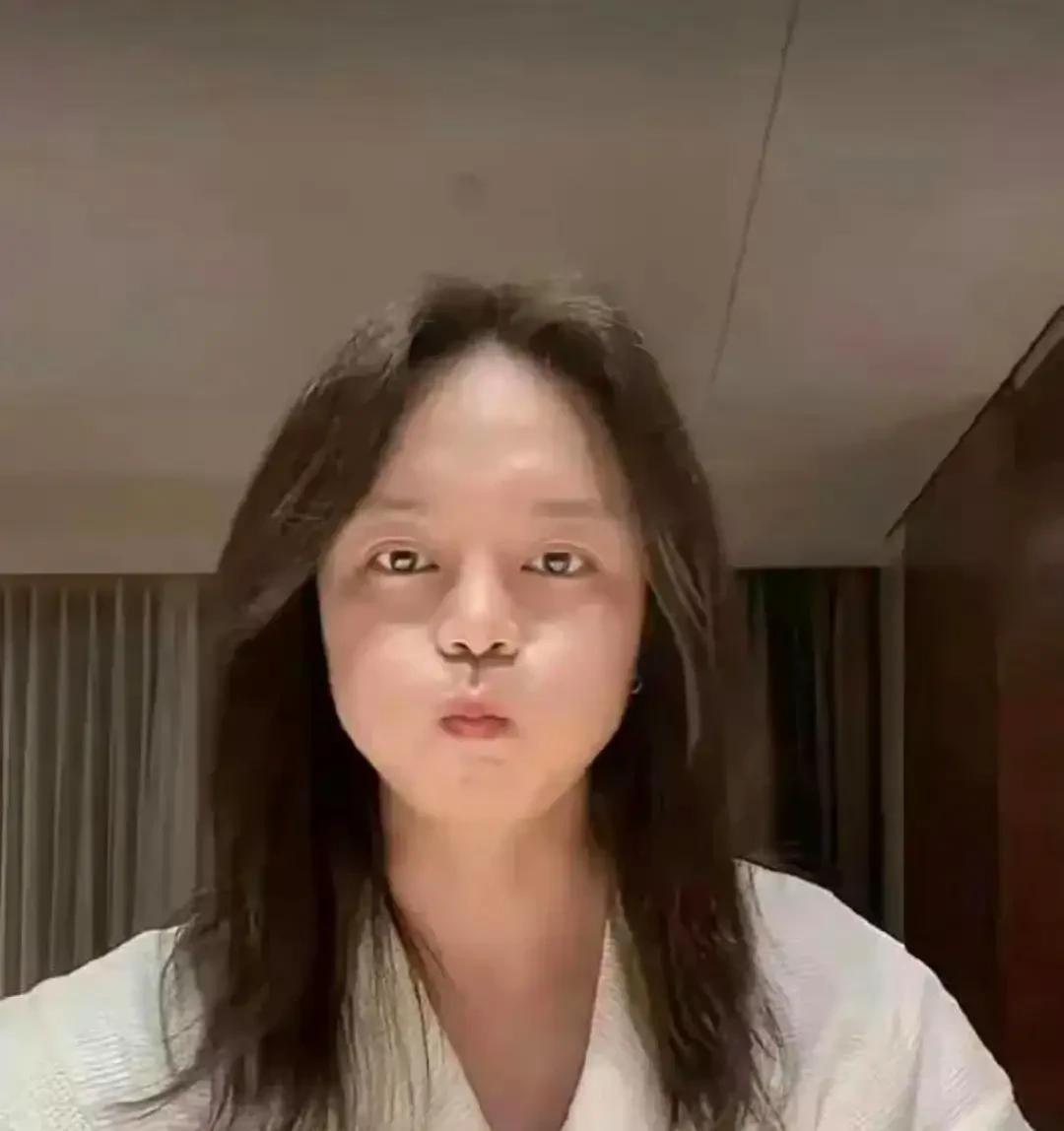 不说还真认不出来，尹正在越来越女性化的路上越走越远。
#尹正减肥效果# 
#娱评