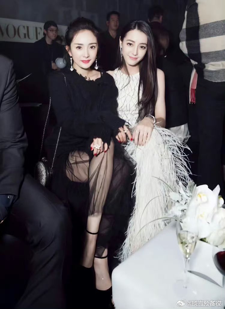 曝迪丽热巴签约天伊娱乐 杨幂新公司啊支持迪丽热巴的一切决定，迪丽热巴做什么都是对