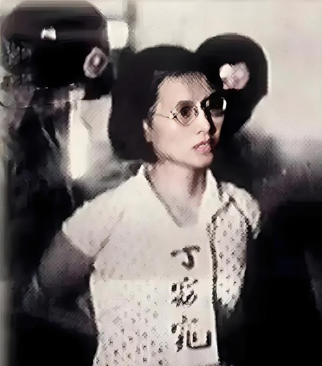 1956年，国民党将丁窈窕押赴刑场时，给她拍下了这张照片，她不是战斗英雄，被捕只