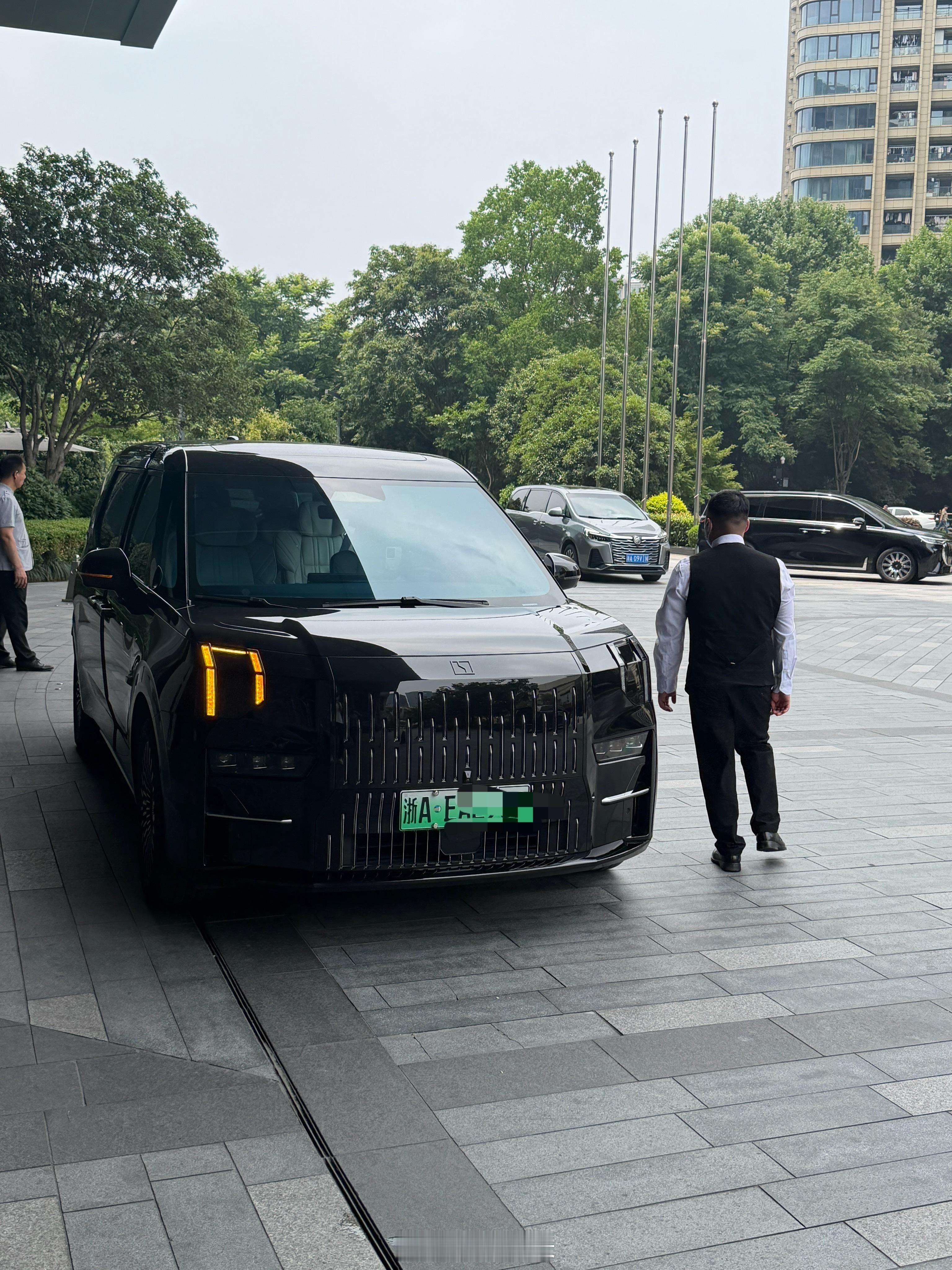在杭州凯宾斯基门口遇到一家人进月子中心，查了一下一房一厅的基础费用是20.8万，