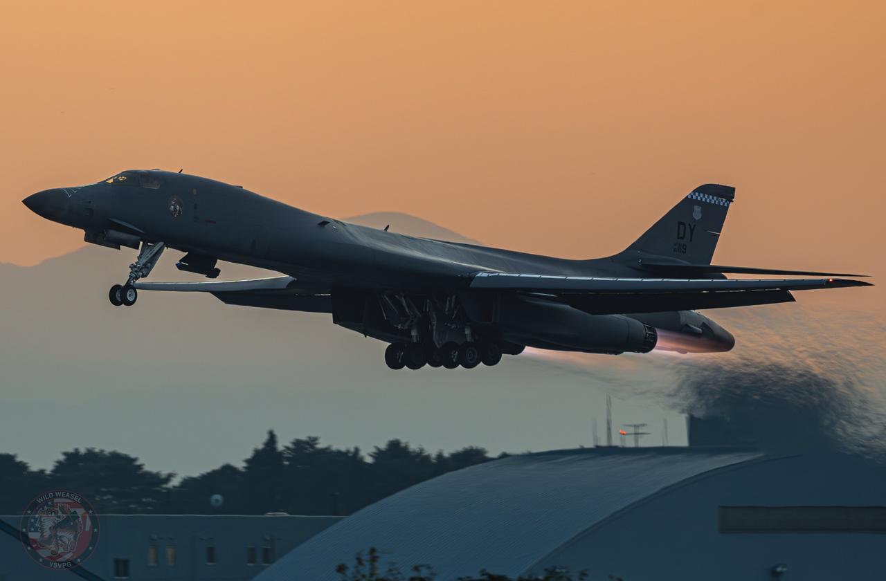 三泽基地，霞光下出击的B-1B枪骑兵