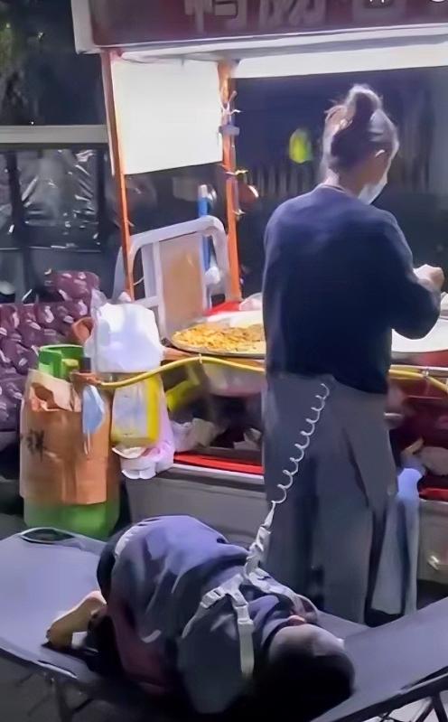 山东女子深夜带自闭症儿子摆摊，1男子试探着问：“我能免费吃碗凉皮吗？”女子愣了愣