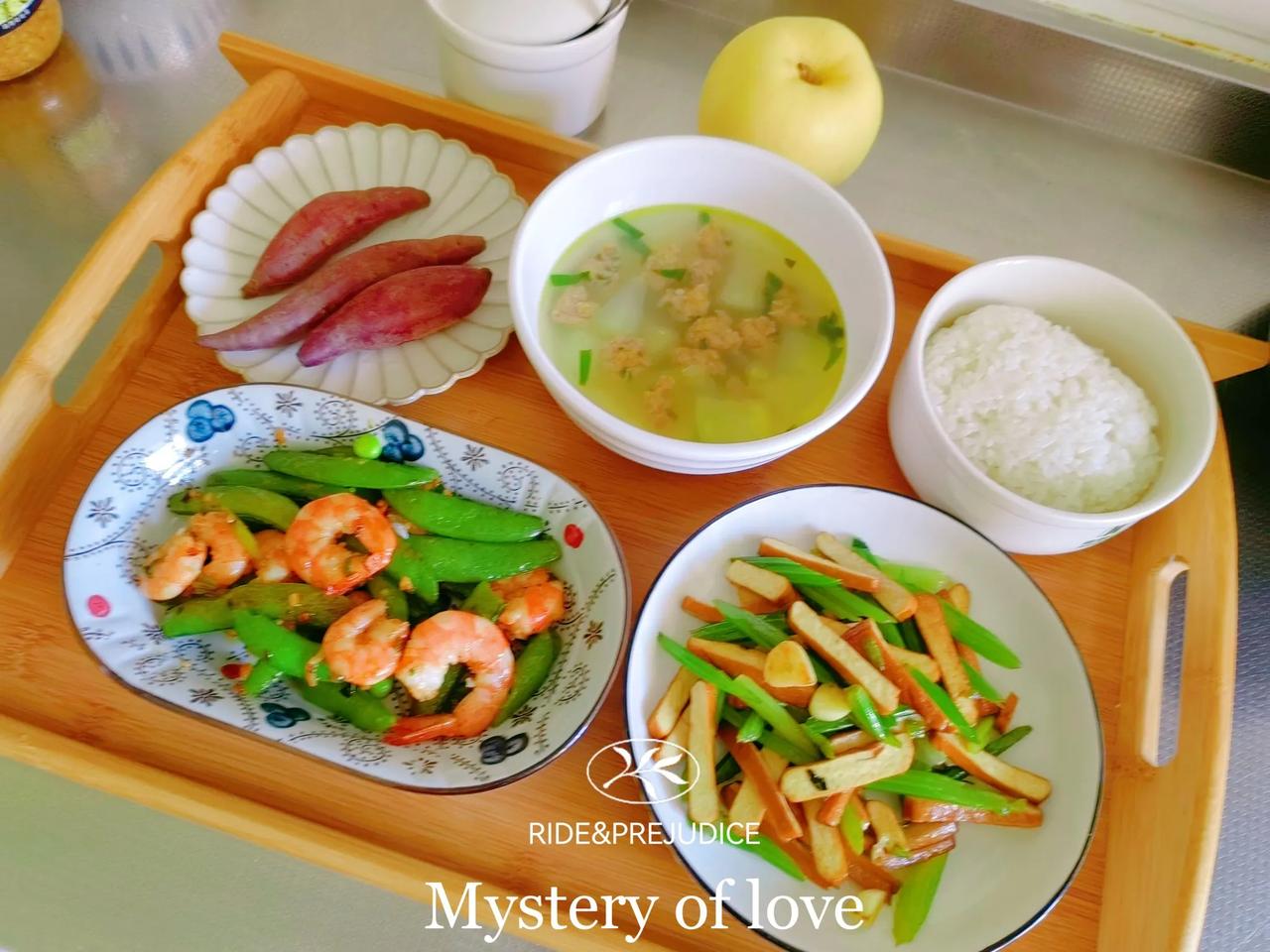 高二娃的午餐
甜豆炒虾仁
芹菜炒豆干
冬瓜丸子汤
今早买的小香薯好甜。1元1斤，