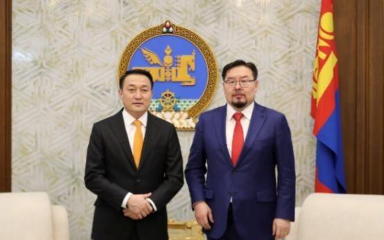 蒙古政坛二三号人物“同归于尽”，总统被迫出手否决国会决议，亲美派与亲华派已斗成一