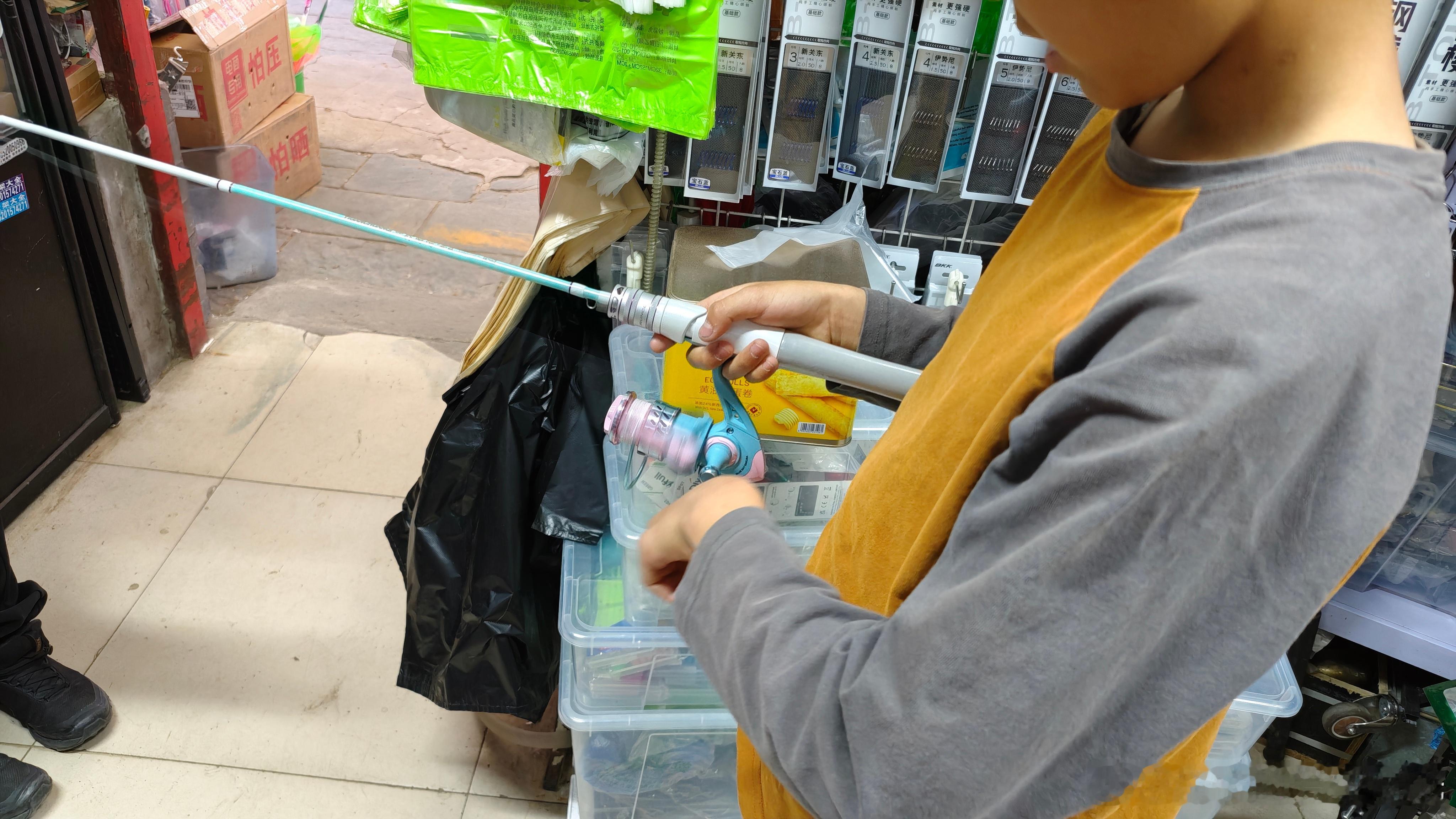 搞了跟微物路亚，跑到河边一通猛操作，最后把抄网都干断了，除了水草啥都没搞到终于回