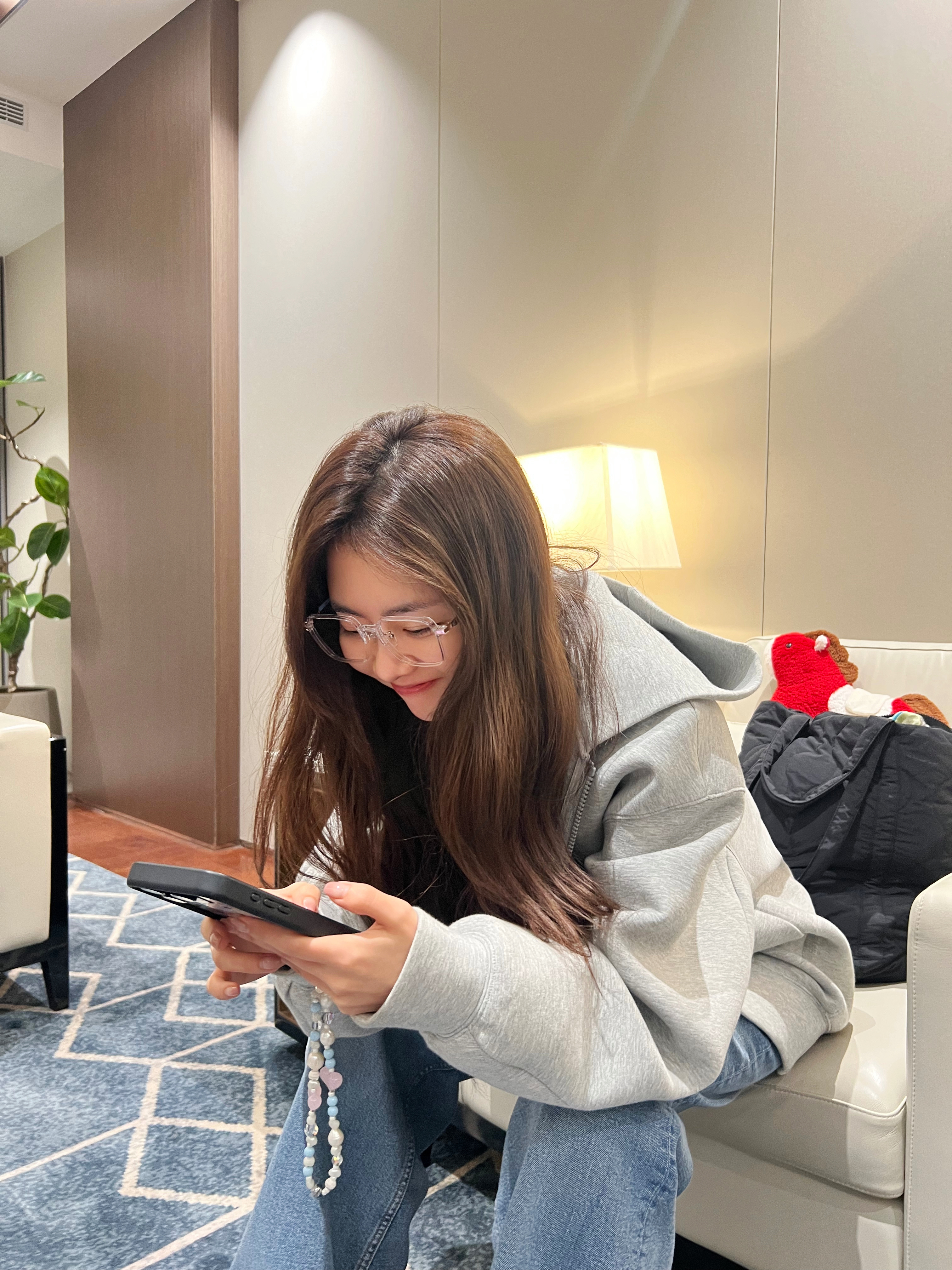 谭松韵 📷两小姐‘s Postcard抓拍两小姐被发现…反耳呢，让贴收获了一次