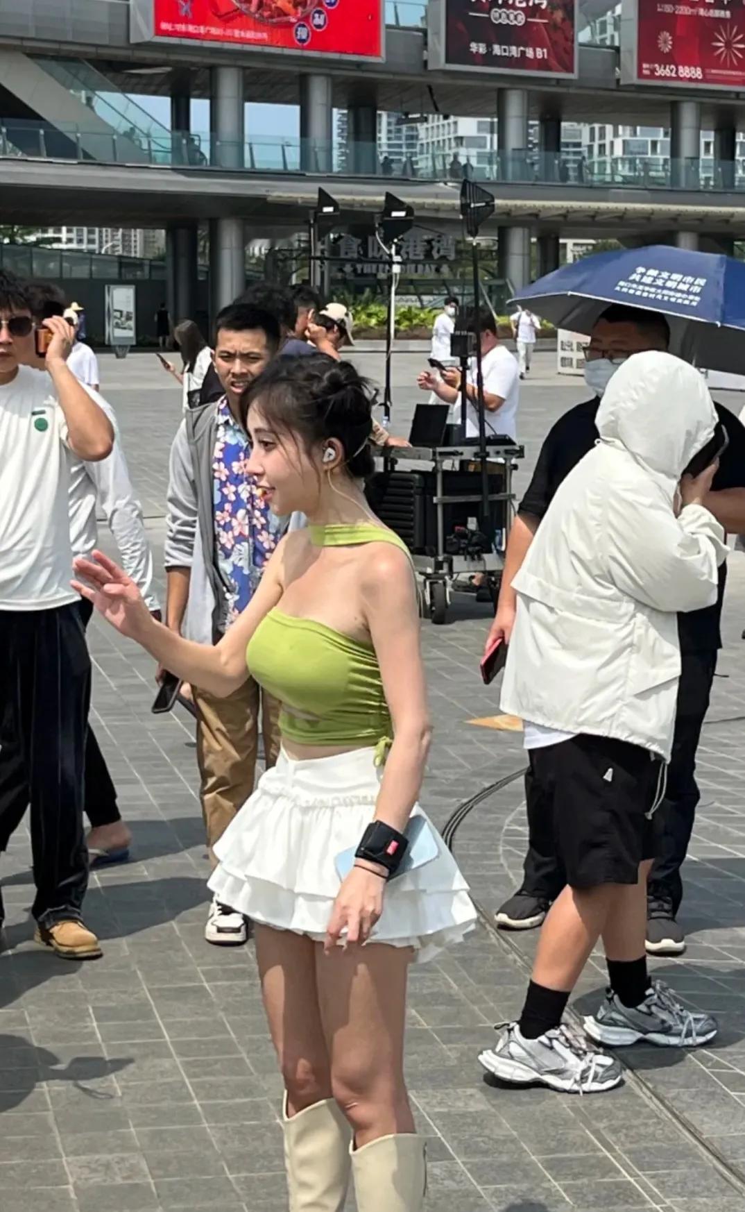 海口偶遇冯提莫户外直播，感觉她真的是一个很努力的女孩子呀，烈日炎炎的在太阳下又唱