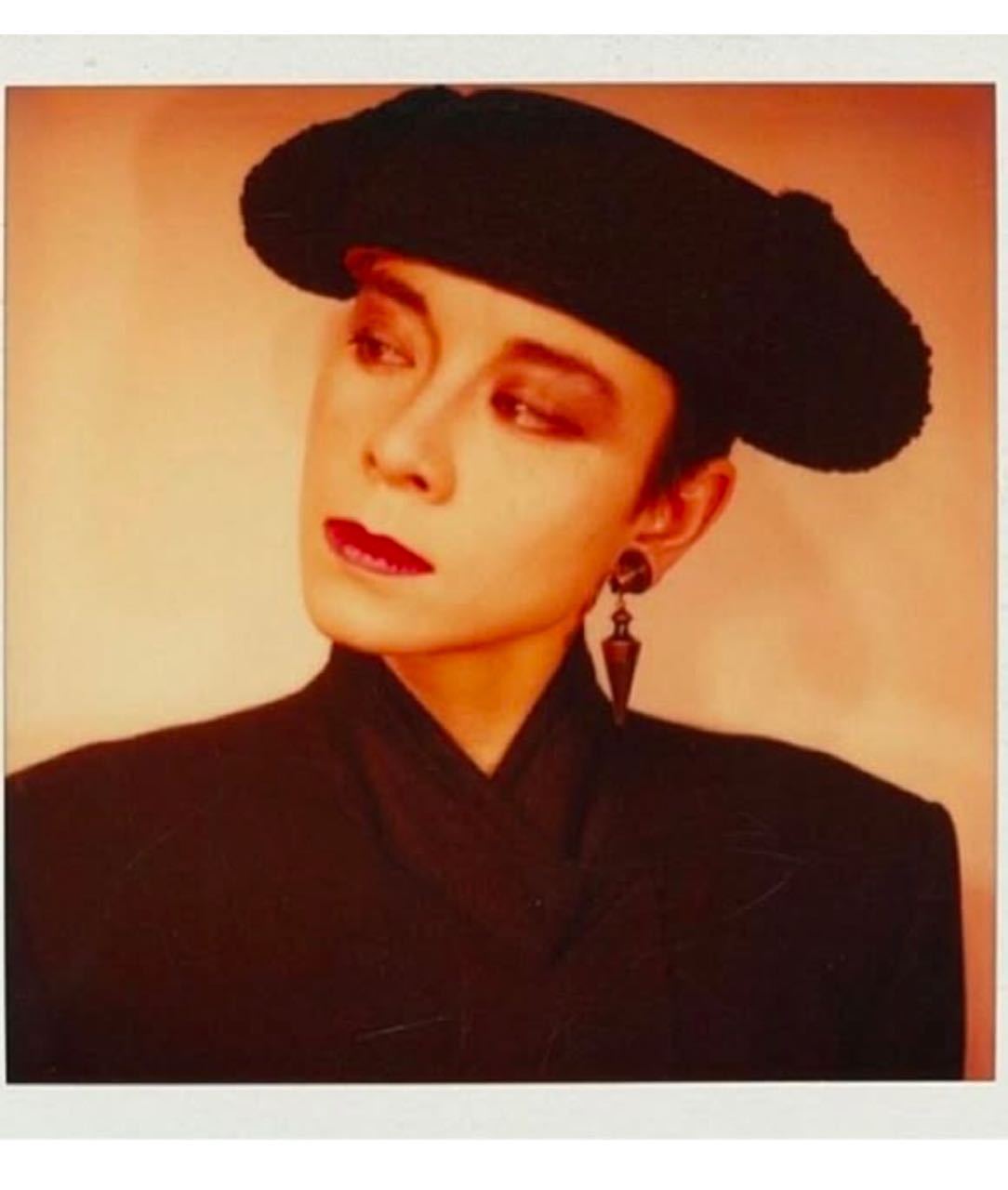 【来自投稿】上世纪八十年代，超模周天娜（Tina Chow）的宝丽来照片。摄影师