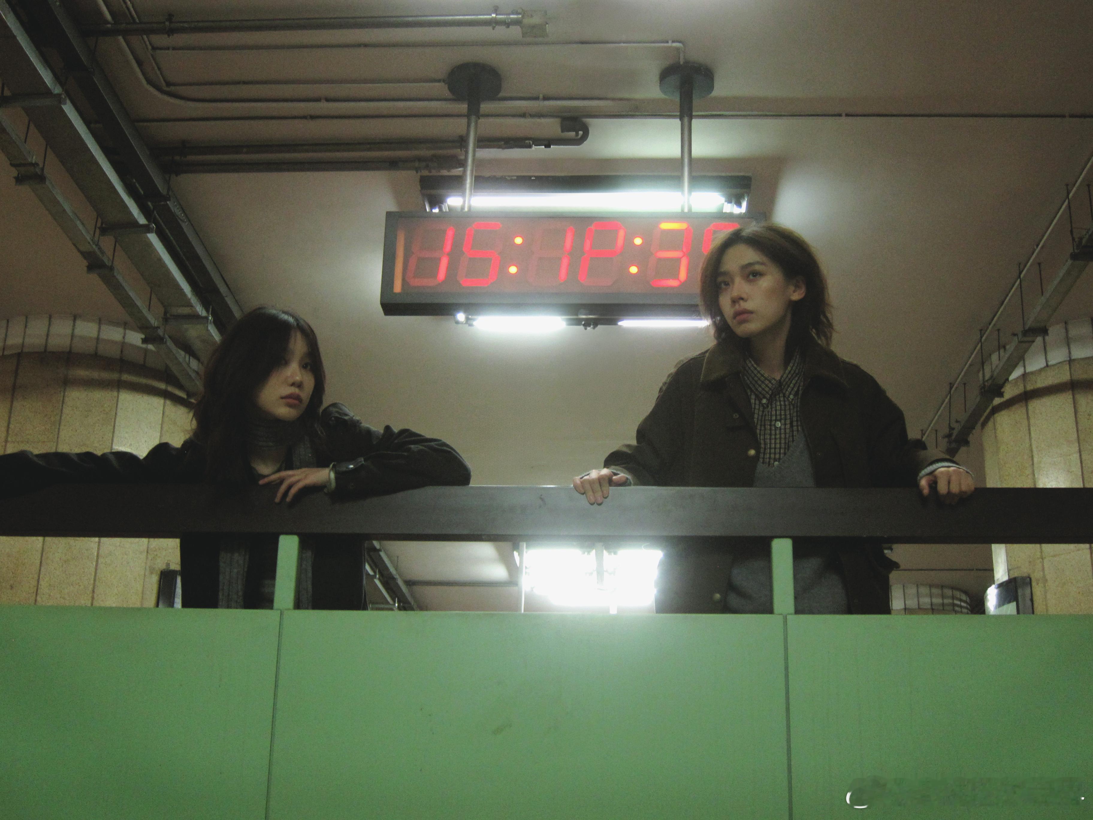 在徐梦洁王晓赟子写真看了段be 真的被这组照片的情绪感染到了，两个人的眼神里都藏