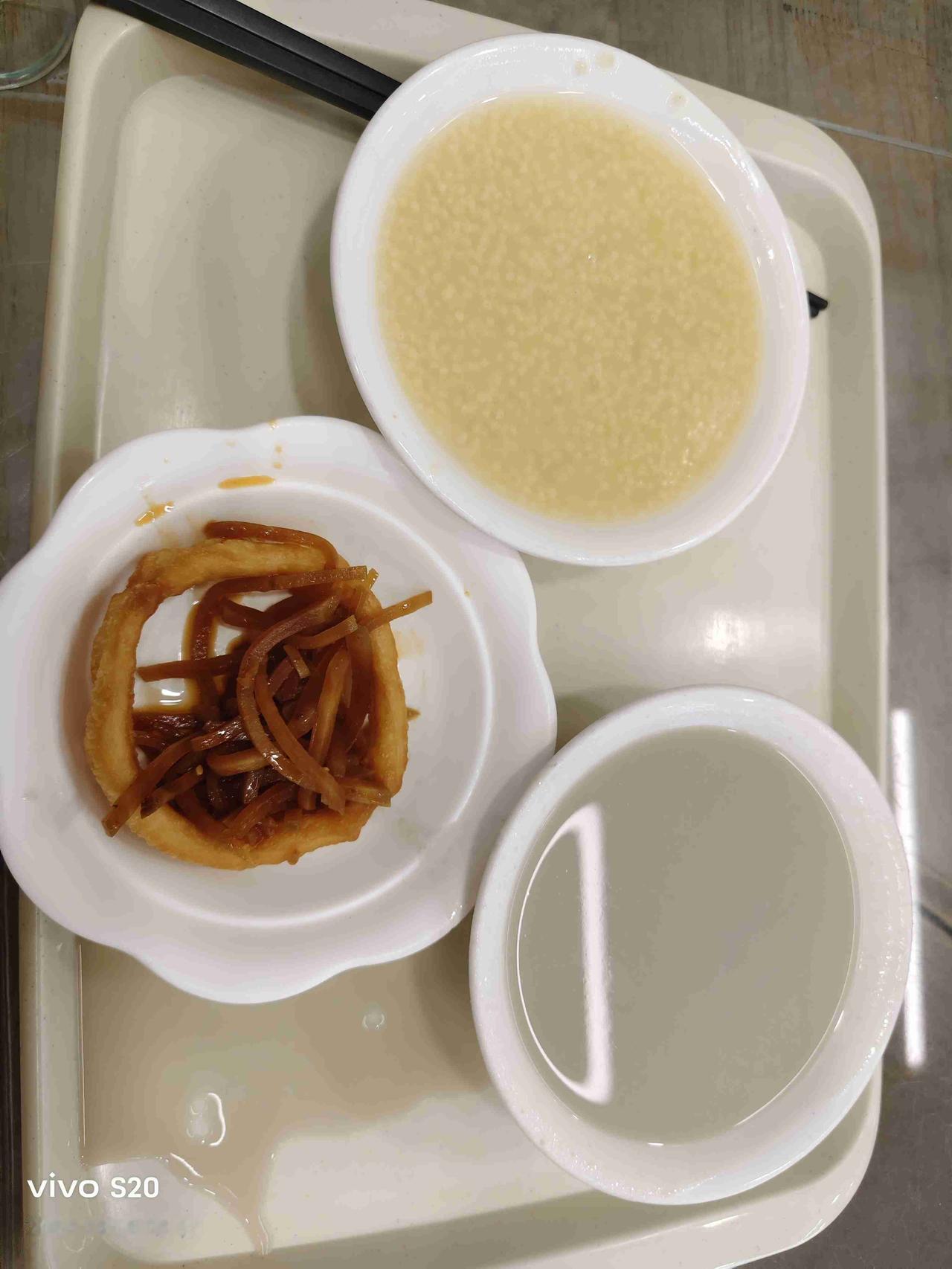 豆汁儿配焦圈，地道的北京灵魂套餐。晒晒我今天的早餐，给我在哈尔滨的同学晒晒，她说