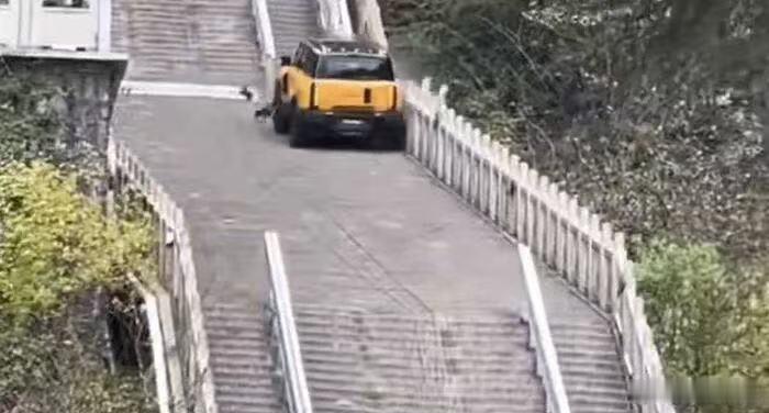 其实奇瑞这波测试操作出发点是好的，还能对标一下路虎，可惜就是技术没达标翻车了。尤