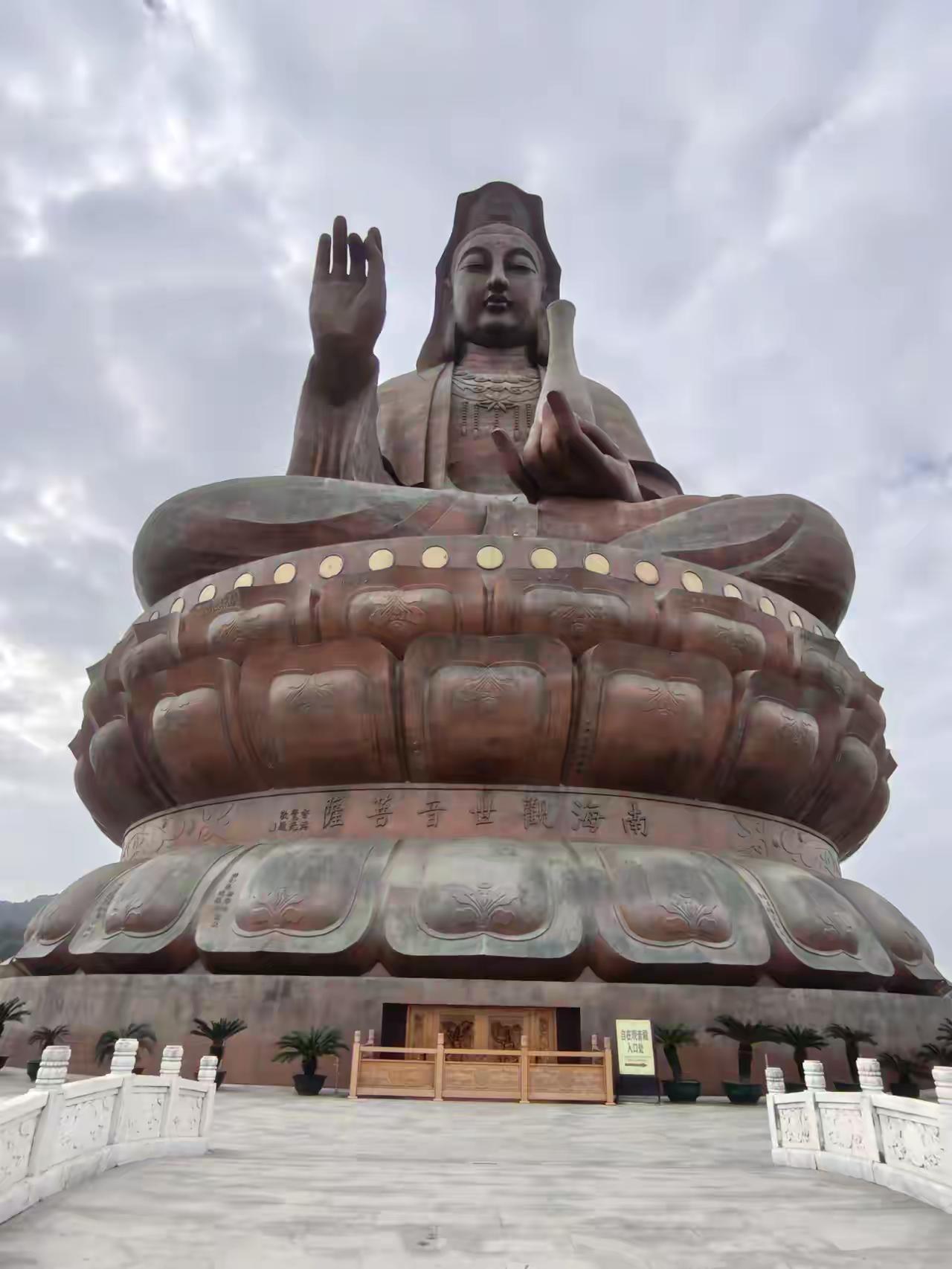 特没普的代表作巜交易的艺术》观后一句话，无道有术，利益最大化，无道即无人性，三句