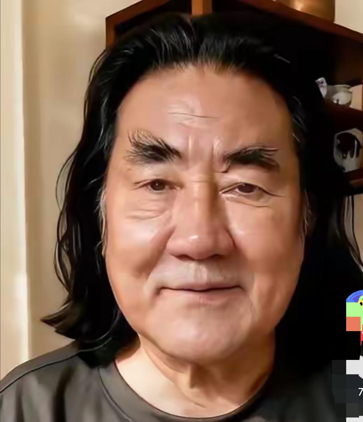 我要不说名字，你能看出照片是谁吗？习惯了他满脸胡须，白发苍苍的样子，刮净了胡须，