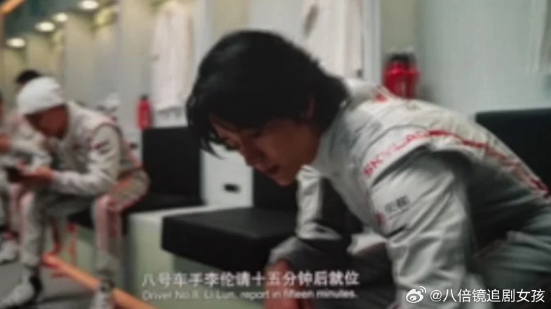 没人觉得这位哥的表情…很爽吗！！！！！！！！！！ 