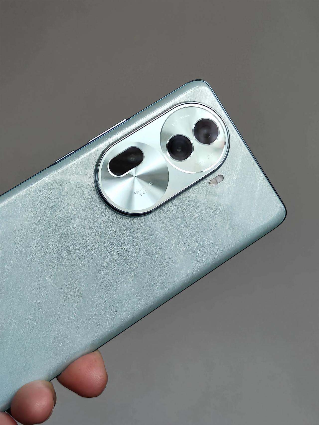 OPPO Reno11荧石青上手，最喜欢这个颜色，稍微倾斜下角度，就可以看到珠光