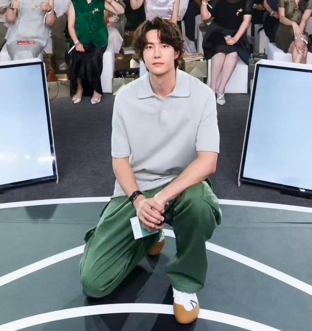 王一博这和求婚有什么区别怎么不算呢？这就是双向奔赴的美好，博托天下第一好王一博[