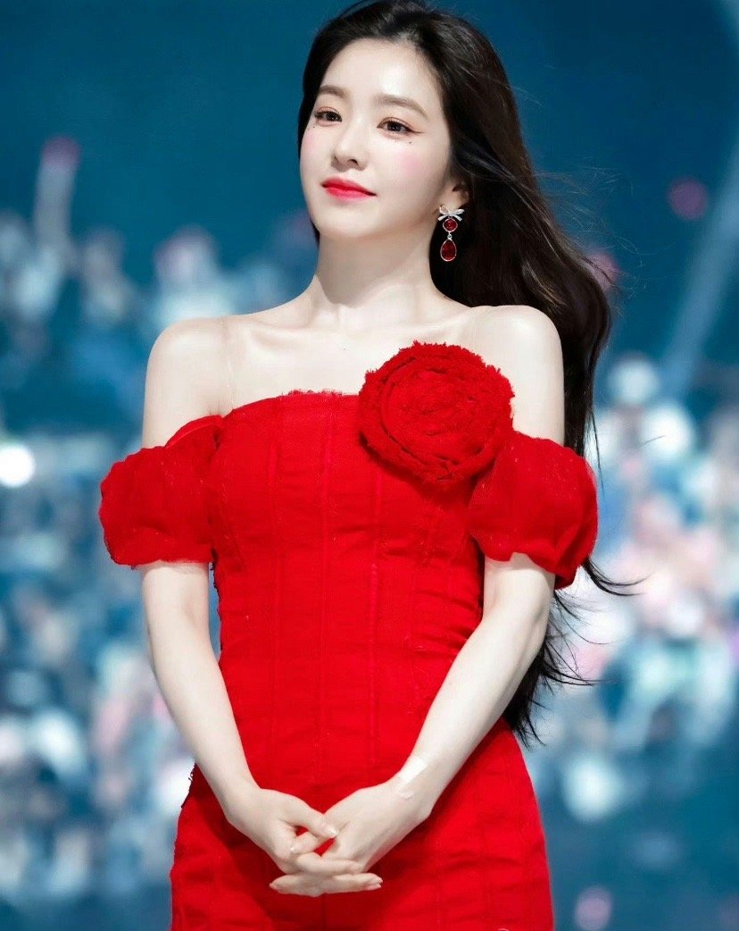 Irene明日将进行棒球开球，期待值满满！她的风采与运动精神相得益彰，定会为比赛