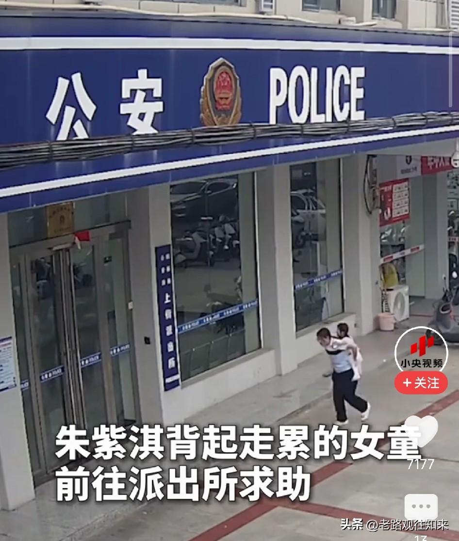 湖北黄石，11岁女孩放学路上，偶遇4岁女童独自站在马路边！她红绿灯过了一半，果断