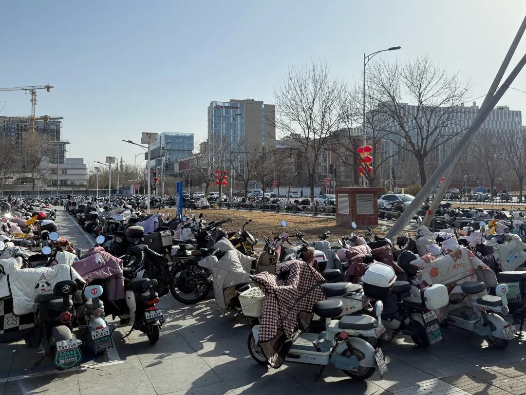 地铁站口，密密麻麻全是车，我停哪了？